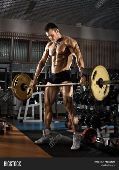 Культуристы в тренажерном зале