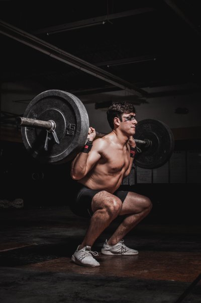 Парень в спортзале