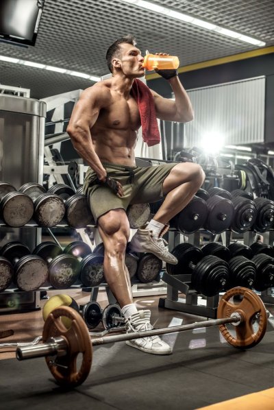 Спортсмены в тренажерном зале