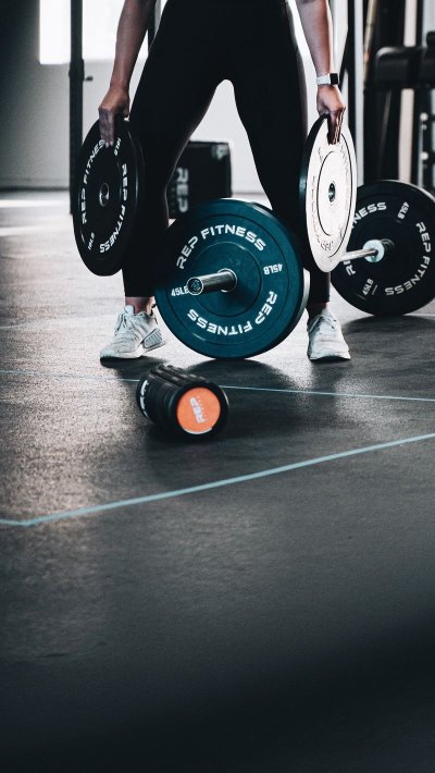 Штанга в спортзале