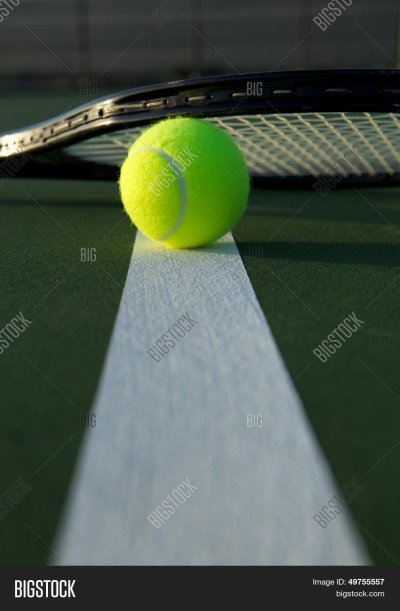 Теннисная ракетка и мяч