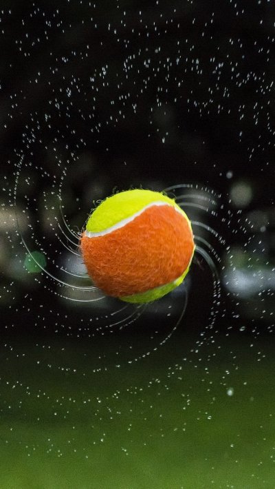 Теннисный мяч летит