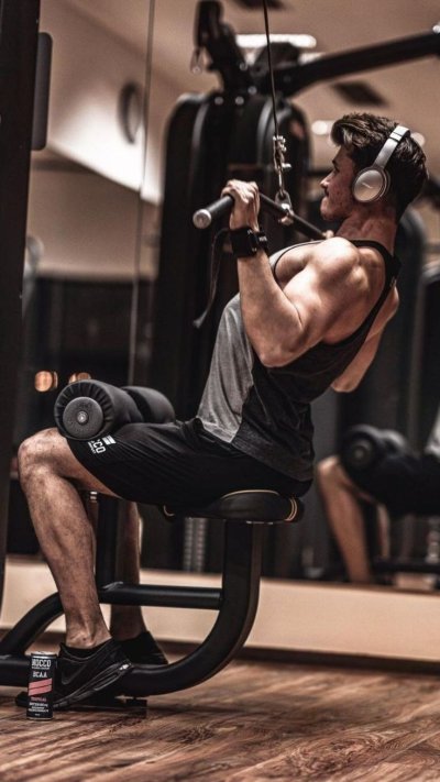 Мужчина в спортивном зале