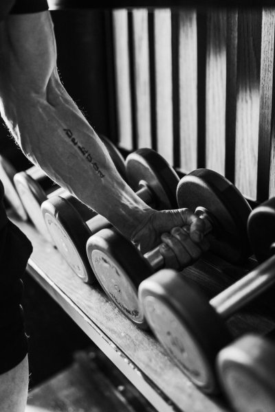 Спортзал черно белый