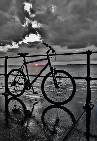 Велосипед черно белый