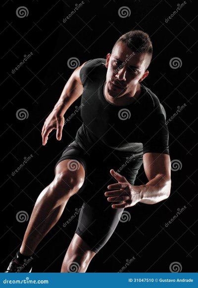 Человек бежит на темном фоне