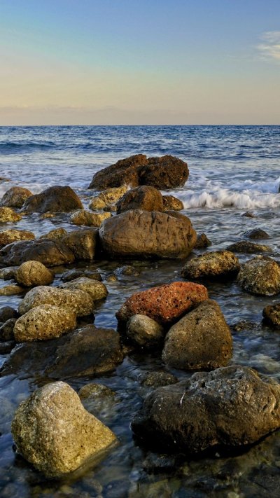 Валуны в море