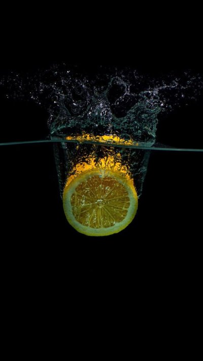 Зеленый лимон на черном фоне