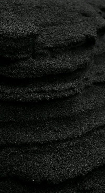 Черный песок