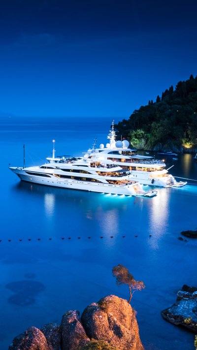 Яхта в море