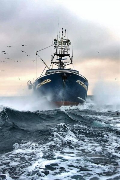 Рыболовный сейнер шторм