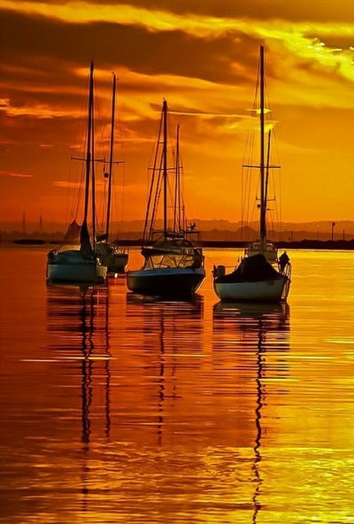 Парусник на закате