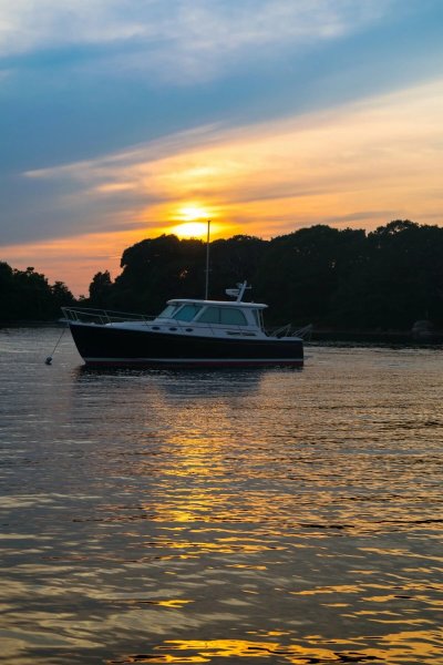 Катер на рассвете