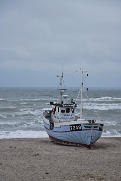 Катер на волнах