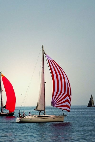 Парусная яхта Финикия