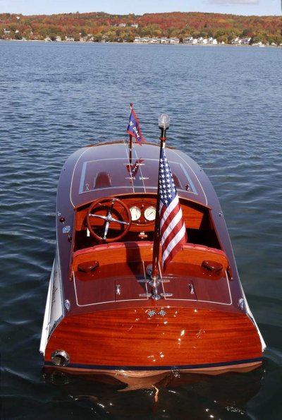 Деревянный катер