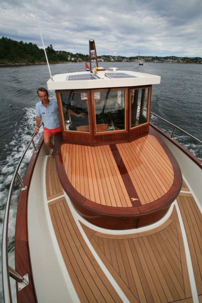 Деревянный катер