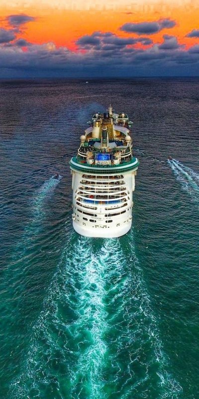 Круизный корабль вертикальные