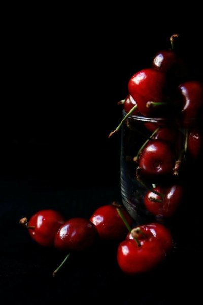 Вишня на черном фоне