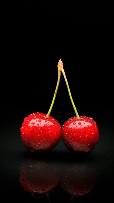 Вишня на черном фоне