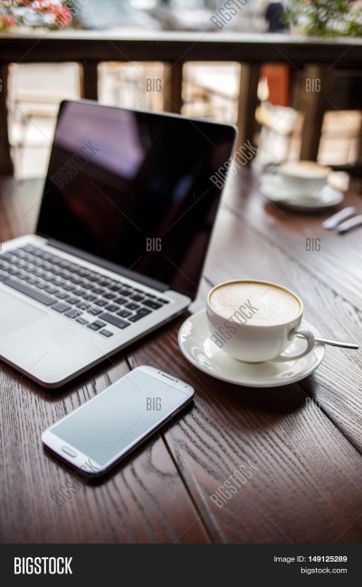 Ноутбук и кофе