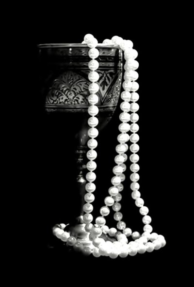 Жемчуг на черном фоне