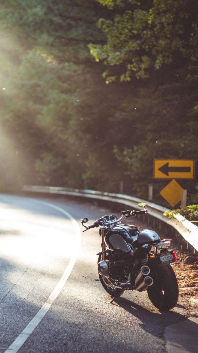 Пейзаж с мотоциклом