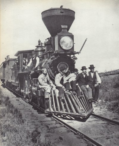 Паровоз на рельсах