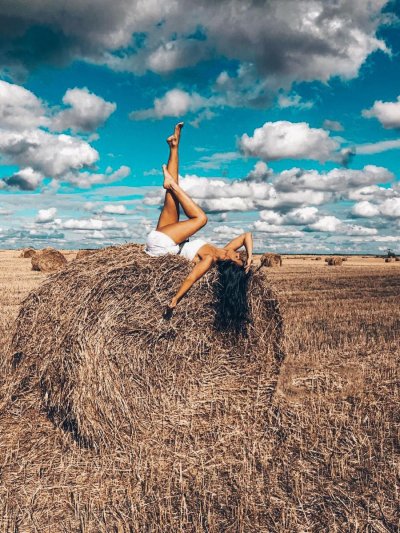 Фотосессия на сене в поле
