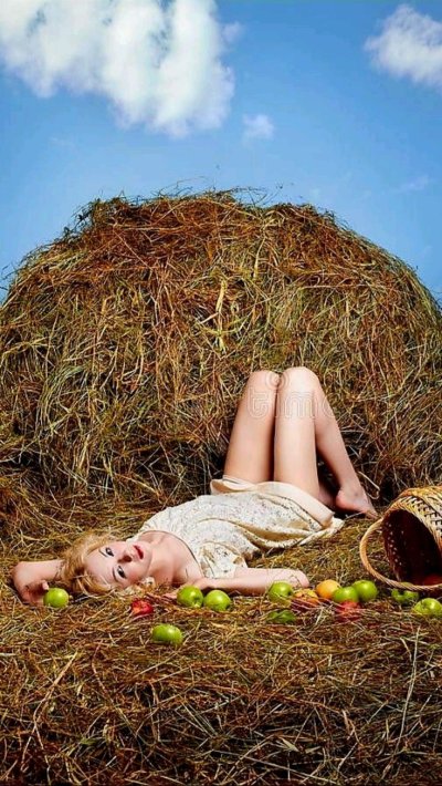 Фотосессия на сене в поле