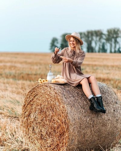 Фотосессия со стогом сена