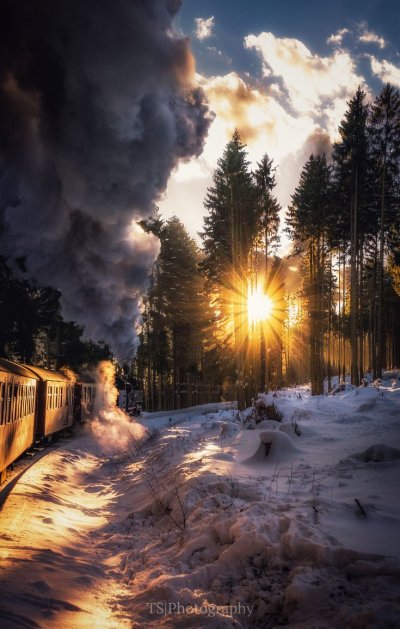 Зимнее солнце освещает окрестность