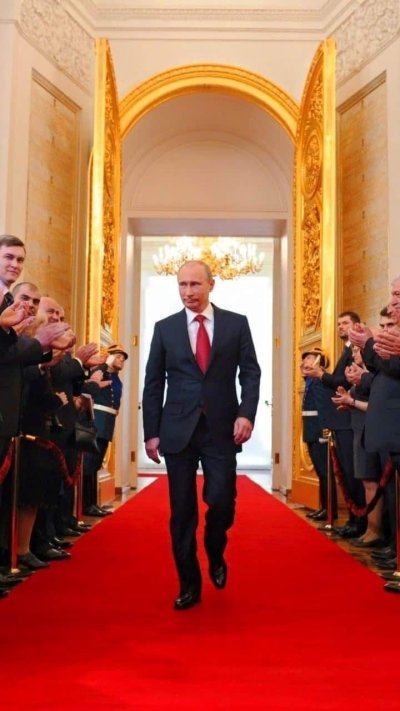 Путин на красной дорожке