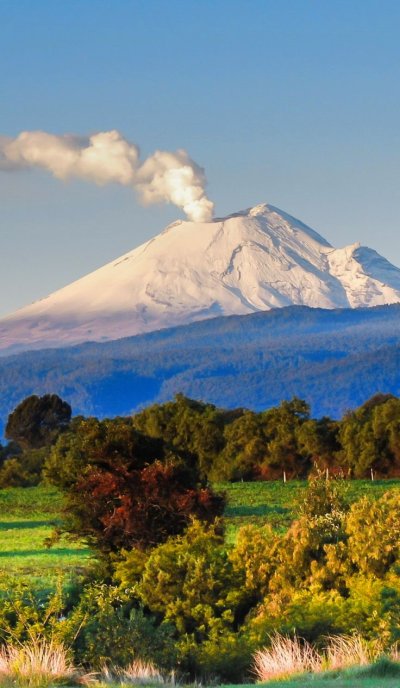 На Камчатке извергается вулкан