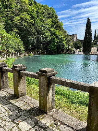 Воклюз Франция Родник