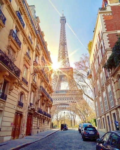 Эйфелева башня в Париже