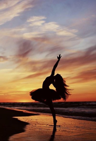 Девушка танцует на закате