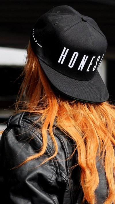 Красивая девушка в кепке