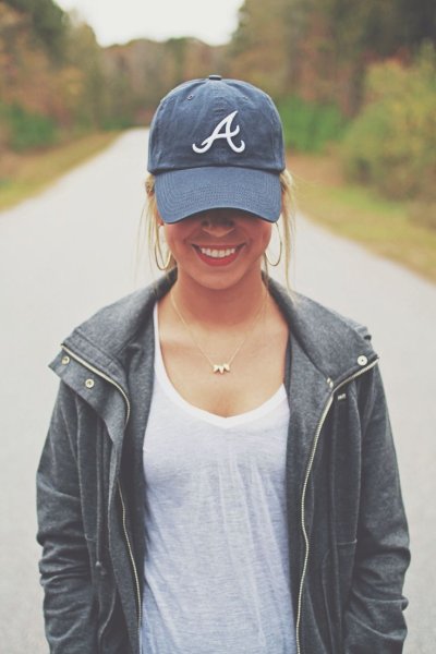 Девушка в бейсболке