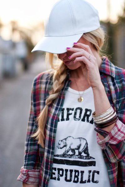 Блондинка в бейсболке