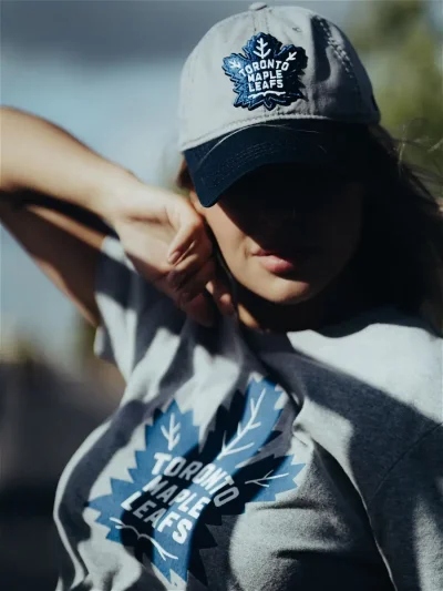 Девушка в кепке