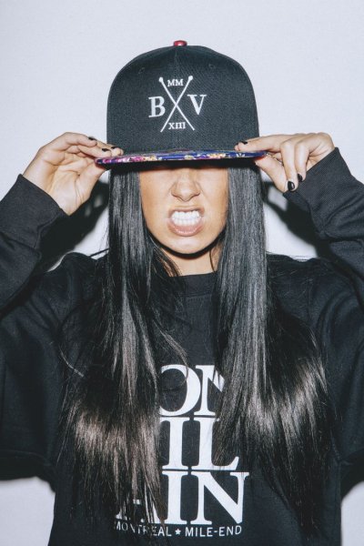 Девушка в кепке