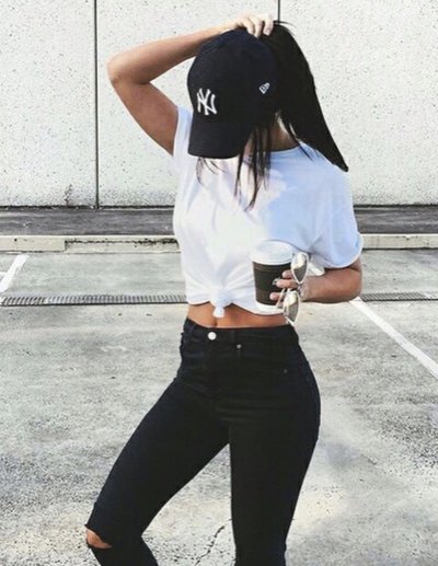 Брюнетка в бейсболке