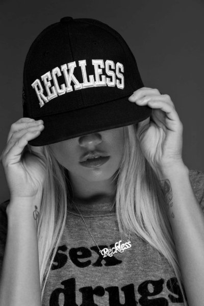 Девушка в кепке