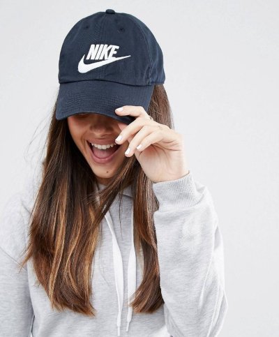 Девушка в кепке