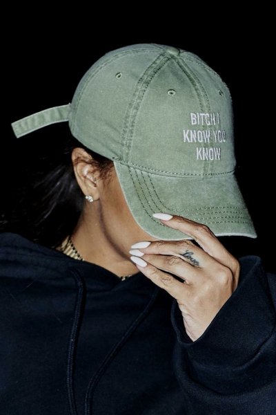 Девушка с каре в кепке