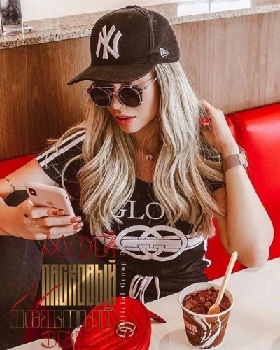 Блондинка в бейсболке