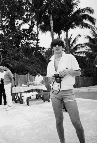 Джон Леннон на пляже