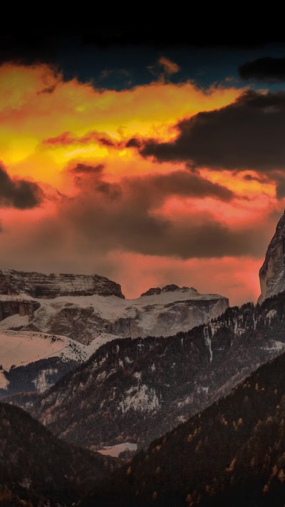 Черно оранжевые горы обои на телефон