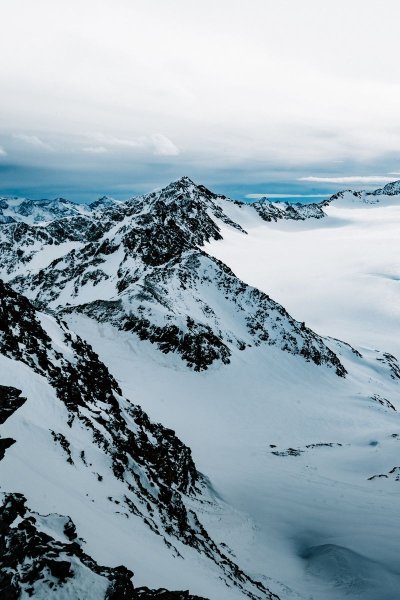 Горы снежные вершины